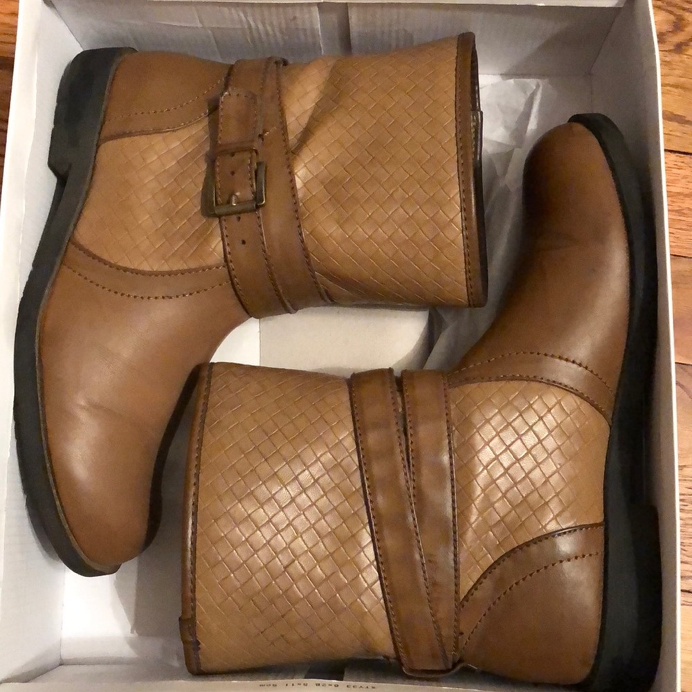 Women’s 7.5 medium brown boots, Slip on
